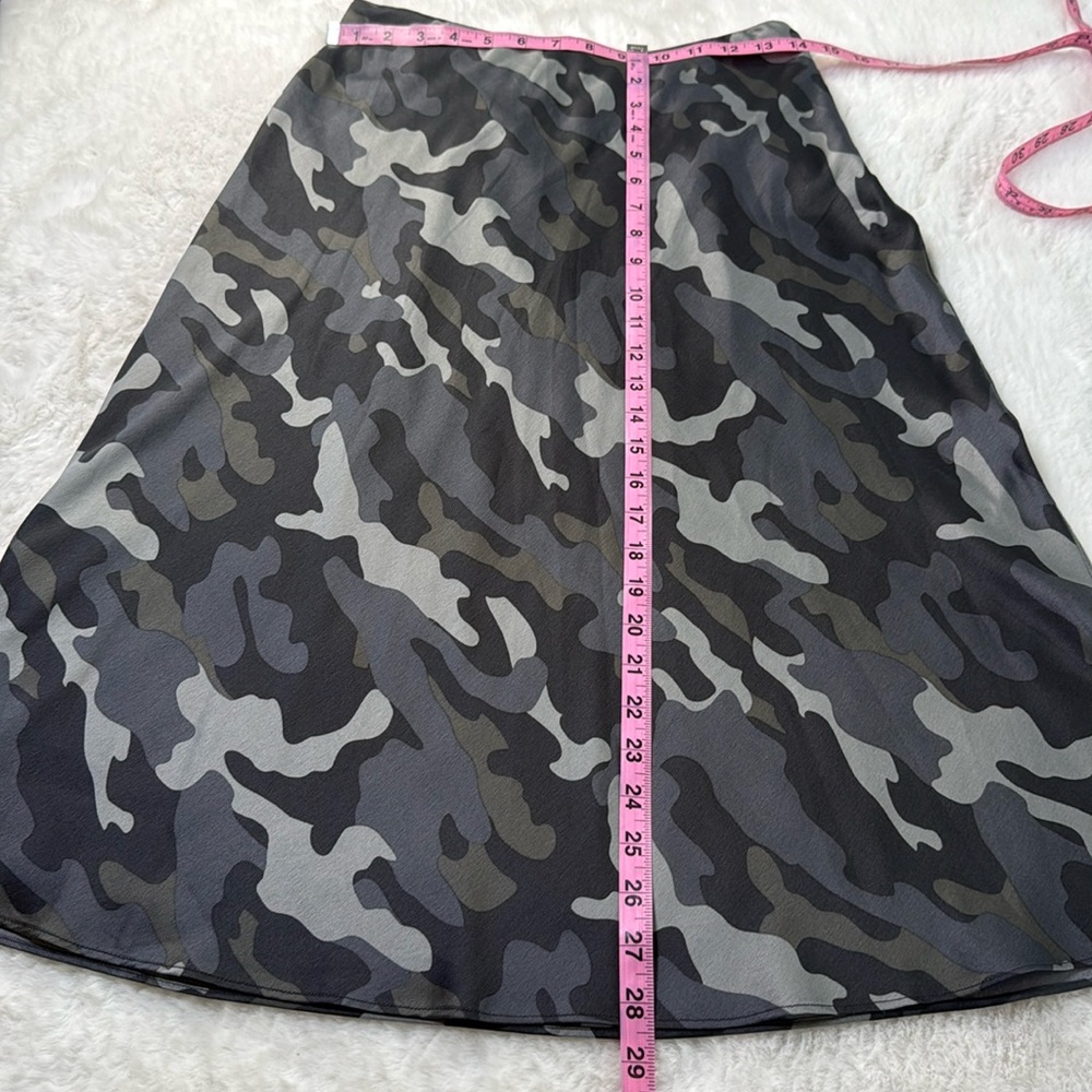 EXPRESS Satin Dark Camo Midi Skirt SM Flouncy Zip Gray Black Fall Neutral Read - Picture 9 of 15
